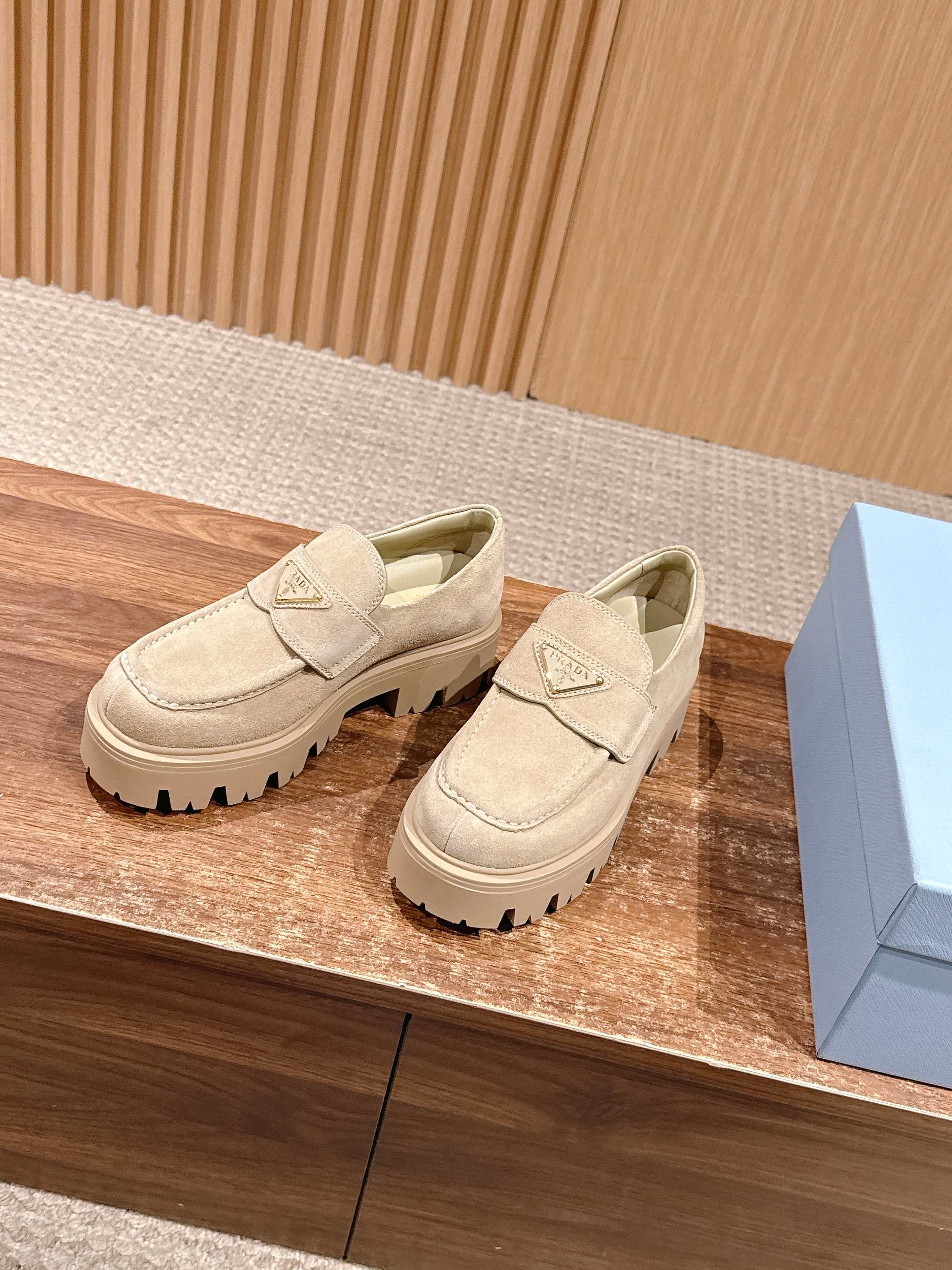 프라다 로퍼