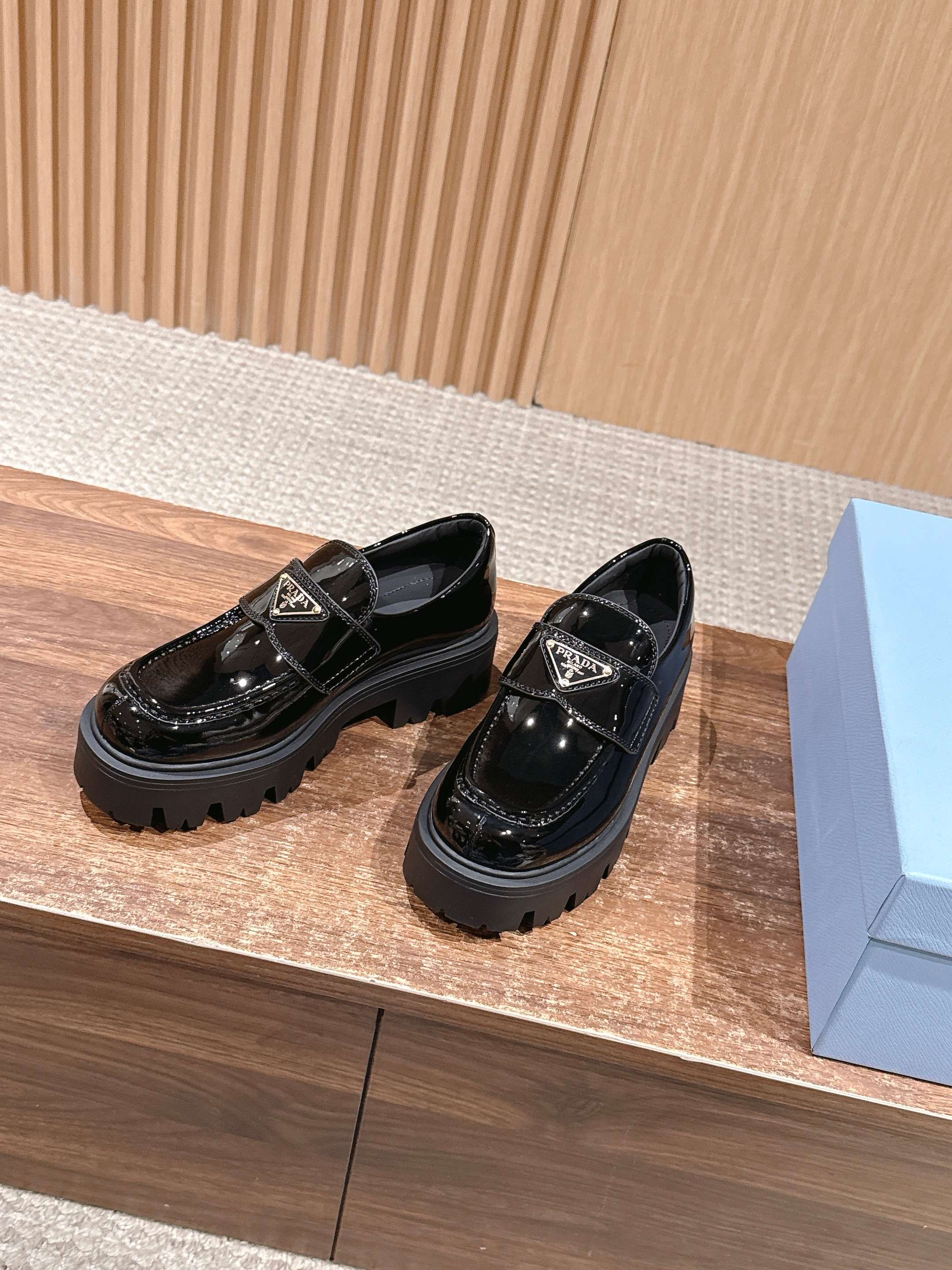프라다 로퍼