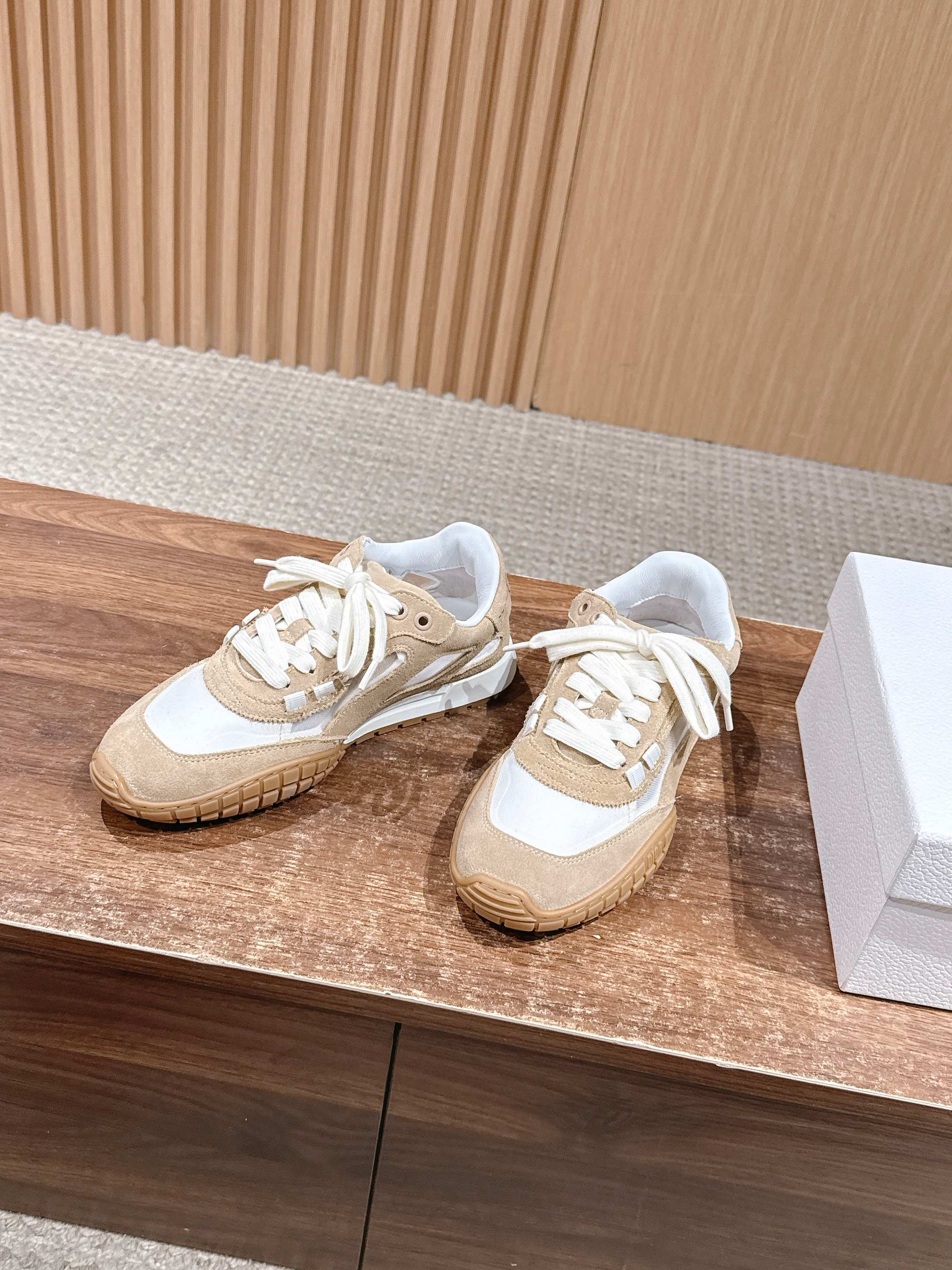 디올 스니커즈